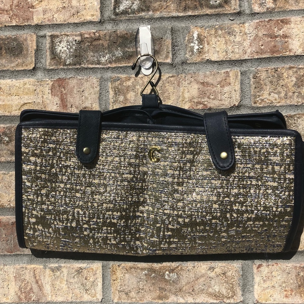 Women’s hanging travel jewelry organizer